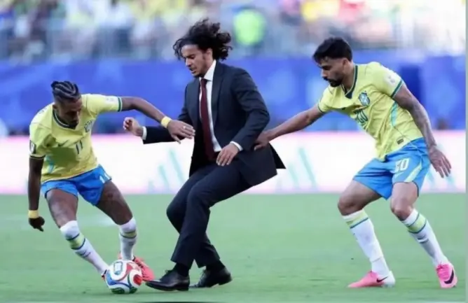 أيوب بوعدي .. “المايسترو الصغير” الذي أبهر العالم بأدائه في خط وسط الأسود