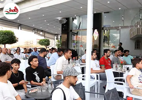 أجواء المقاهي بفاس وجدل أسعار المشروبات