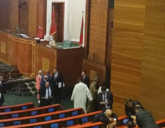 عبارة “ماخدامينش ففرمتك” تفجر جلسة تشريعية ساخنة بحضور وهبي وبايتاس وتدفع الرئيس لرفعها