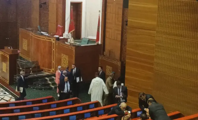 عبارة “ماخدامينش ففرمتك” تفجر جلسة تشريعية ساخنة بحضور وهبي وبايتاس وتدفع الرئيس لرفعها