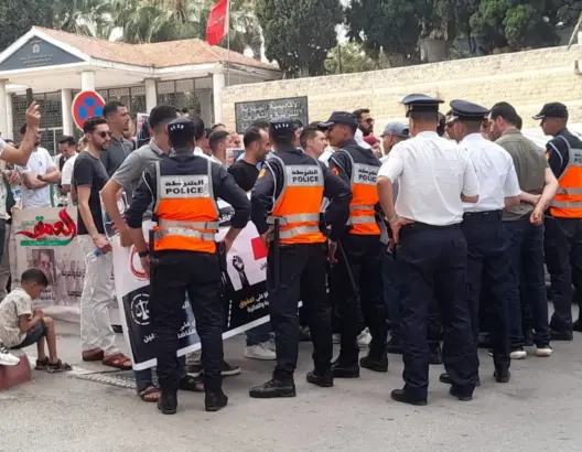 العقوبات والرتب تخرجان “الأساتذة المتعاقدين” للاحتجاج بتطوان والأمن يطوق مسيرتهم (فيديو)