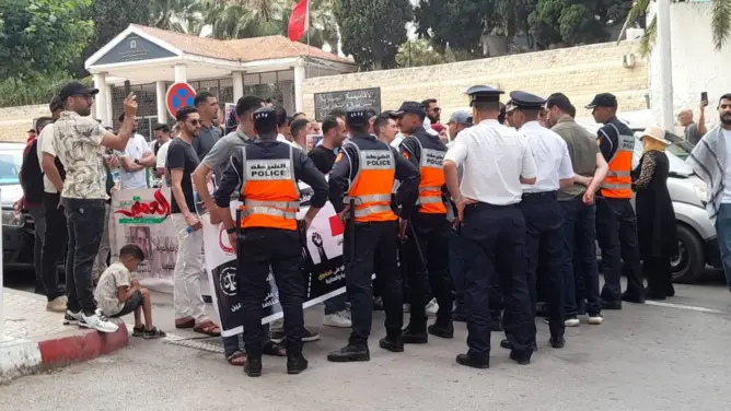 العقوبات والرتب تخرجان “الأساتذة المتعاقدين” للاحتجاج بتطوان والأمن يطوق مسيرتهم (فيديو)