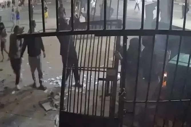 بعد أشهر من الفرار.. توقيف عشريني متهم بإحراق مركز الدرك الملكي بتامنصورت