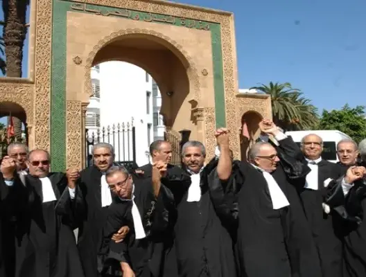 هيئة المحامين بالدار البيضاء تعلق خدماتها المهنية احتجاجا على “تعديلات المستشارين”