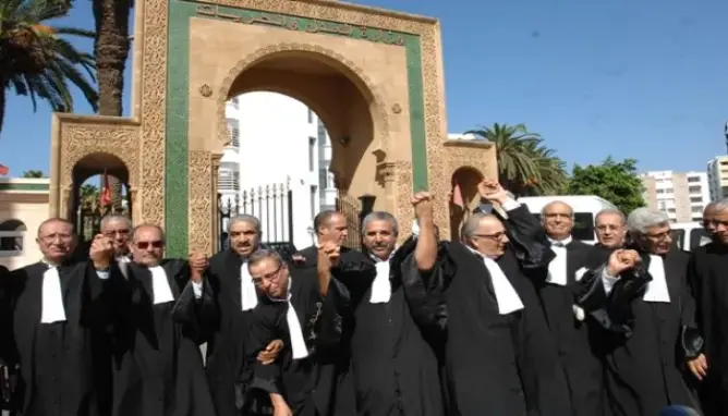 هيئة المحامين بالدار البيضاء تعلق خدماتها المهنية احتجاجا على “تعديلات المستشارين”