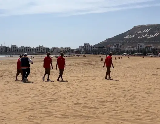 جهود مكثفة لتنظيف شاطئ أكادير