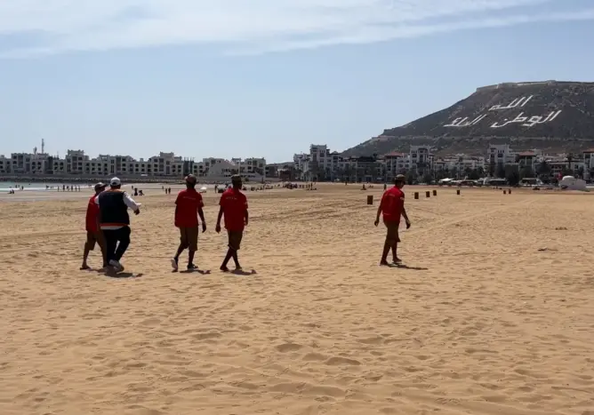 جهود مكثفة لتنظيف شاطئ أكادير