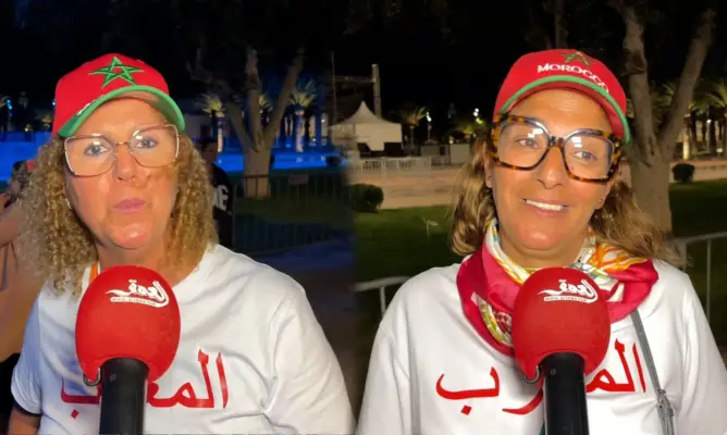 جزائريتان تحتفلان بتأهل الأسود