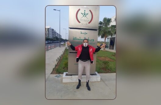 حسن عمراني أمام مقر مؤسسة وسيط المملكة بالرباط بعد توجيه آخر تذكير للمطالبة بتنفيذ توصيات التعويض.