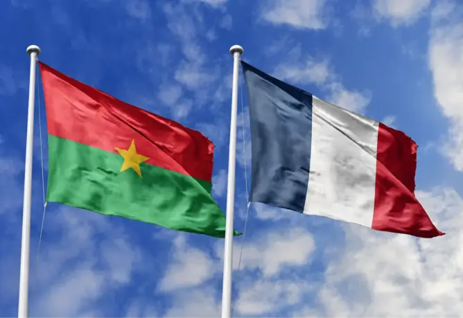 اتهمت باريس بدعم “الإرهابيين”.. بوركينا فاسو تقطع علاقاتها الدبلوماسية مع فرنسا