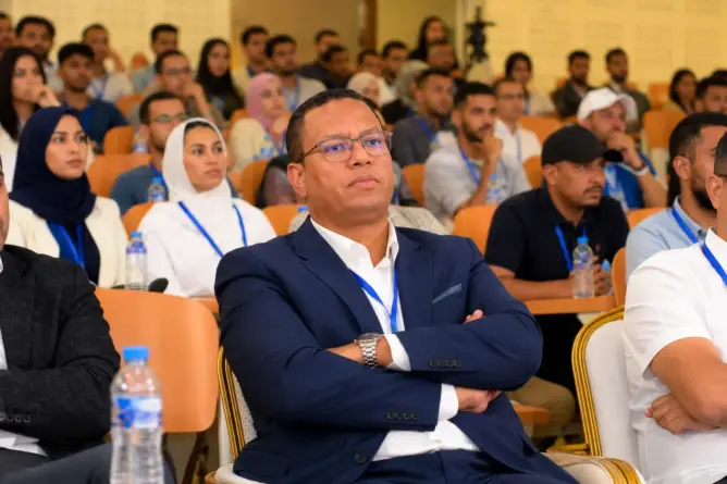 محمد لغروس يتحدث عن تأثير الإعلام الرقمي والذكاء الاصطناعي على التواصل والتسويق السياسي