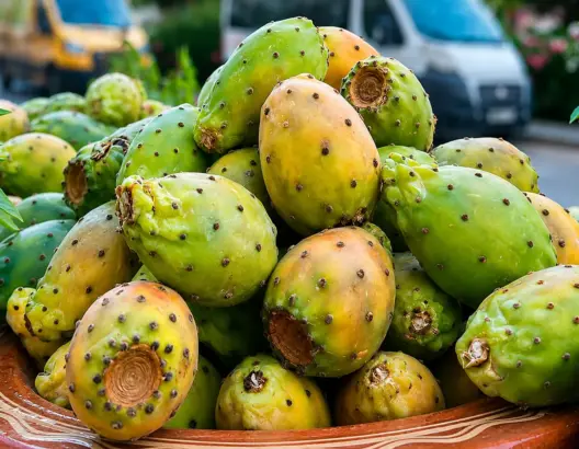حبات الهندية المغربية (الكرموس) معروضة للبيع في أحد الأسواق، في ظل الارتفاع الكبير الذي تشهده أسعار التين الشوكي بالمغرب.