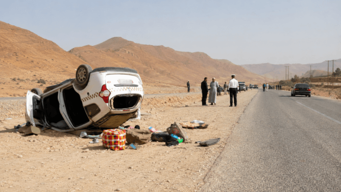 انقلاب سيارة أجرة كبيرة على الطريق الرابطة بين طاطا وتاكموت