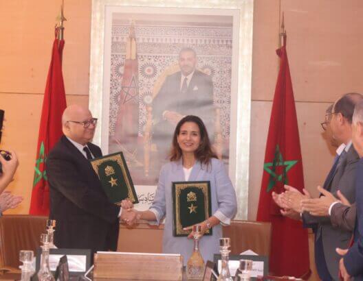 ليلى بنعلي وعمر السغروشني خلال توقيع اتفاقية انضمام وزارة الانتقال الطاقي والتنمية المستدامة إلى البوابة الوطنية للحق في الحصول على المعلومات بالرباط