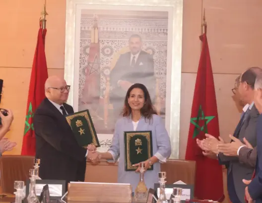 ليلى بنعلي وعمر السغروشني خلال توقيع اتفاقية انضمام وزارة الانتقال الطاقي والتنمية المستدامة إلى البوابة الوطنية للحق في الحصول على المعلومات بالرباط