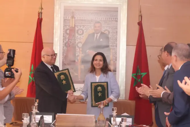 ليلى بنعلي وعمر السغروشني خلال توقيع اتفاقية انضمام وزارة الانتقال الطاقي والتنمية المستدامة إلى البوابة الوطنية للحق في الحصول على المعلومات بالرباط