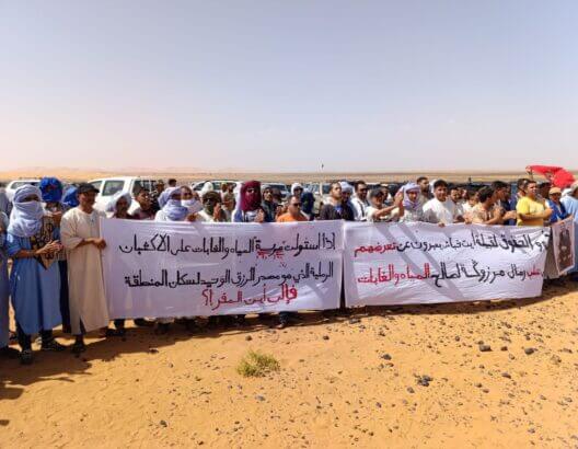 سكان مرزوكة وأفراد من قبيلة آيت خباش يحتجون ضد عملية تحديد وتحفيظ الملك المسمى رمال مرزوكة ويطالبون بحماية أراضيهم السلالية والرعوية