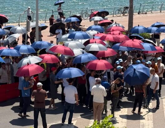 تجار سوق أولاد ميمون بالناظور يحتجون أمام العمالة للمطالبة بتنظيم محيط السوق