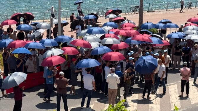 تجار سوق أولاد ميمون بالناظور يحتجون أمام العمالة للمطالبة بتنظيم محيط السوق