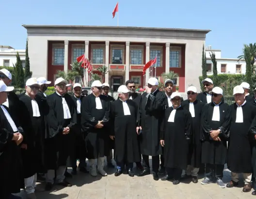 المحامون أمام البرلمان: مشروع القانون الجديد “إعدام للمهنة”