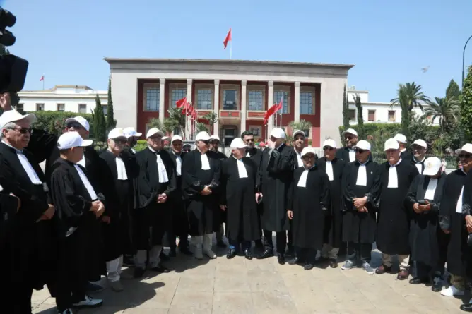 المحامون أمام البرلمان: حرية المؤسسة التشريعية ليست مطلقة والقانون الجديد يهدد بـ”إعدام المهنة” (فيديو)