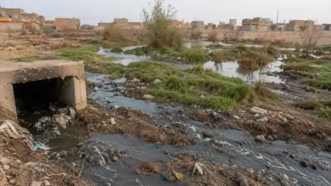 مياه عادمة وبرك آسنة قرب حي الانبعاث بمدينة بن جرير بسبب اختلالات الصرف الصحي
