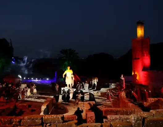 شالة الرباط تفتح أبواب التاريخ.. “نوستالجيا” تعيد رسم أمجاد المغرب بمسرح حي وإضاءة ساحرة (فيديو)