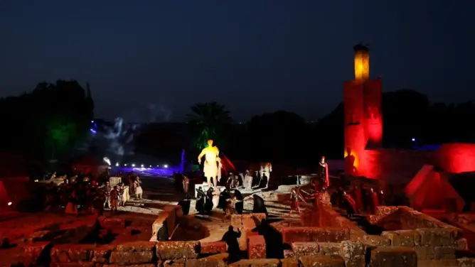 شالة الرباط تفتح أبواب التاريخ.. “نوستالجيا” تعيد رسم أمجاد المغرب بمسرح حي وإضاءة ساحرة (فيديو)