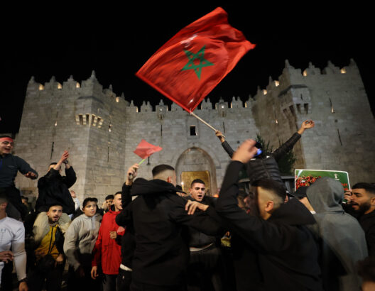 صورة الجماهير الفلسطينية في الخليل وهي ترفع العلمين المغربي والفلسطيني