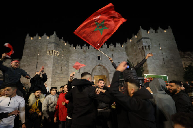 صورة الجماهير الفلسطينية في الخليل وهي ترفع العلمين المغربي والفلسطيني