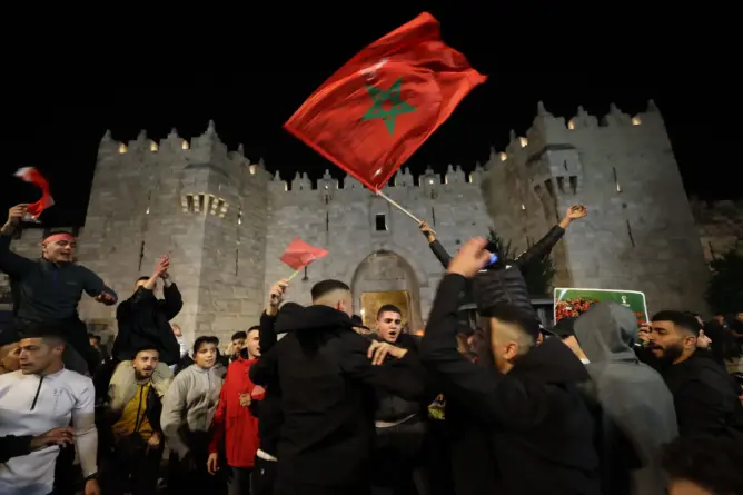 صورة الجماهير الفلسطينية في الخليل وهي ترفع العلمين المغربي والفلسطيني