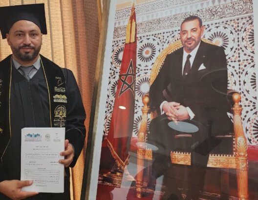 الصحافي والباحث عبد الصمد ادنيدن يحمل شهادة الماستر بعد مناقشة بحثه بكلية العلوم القانونية والسياسية بسطات.