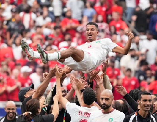 عز الدين أوناحي يحتفل وسط الجماهير بعد تألقه مع المنتخب المغربي في كأس العالم 2026