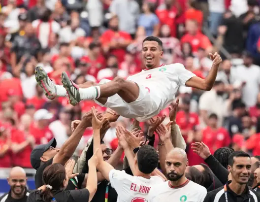 عز الدين أوناحي يحتفل وسط الجماهير بعد تألقه مع المنتخب المغربي في كأس العالم 2026
