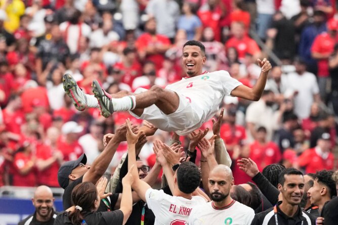 عز الدين أوناحي يحتفل وسط الجماهير بعد تألقه مع المنتخب المغربي في كأس العالم 2026