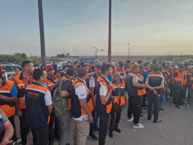 وقفة احتجاجية لمستخدمي وسائقي حافلات النقل الحضري بمراكش خلال إضراب للمطالبة بتحسين الأوضاع المهنية والاجتماعية