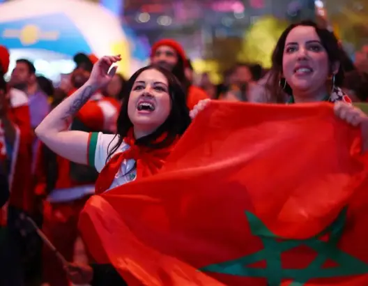 من “لمة” العائلة إلى المدرجات.. كيف تعاظم شغف المغربيات بكرة القدم؟