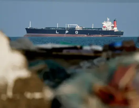 بعد انفراجة يونيو.. طبول الحرب تُشلّ مضيق هرمز وتُحتجز 6000 بحار وتُهدد إمدادات النفط