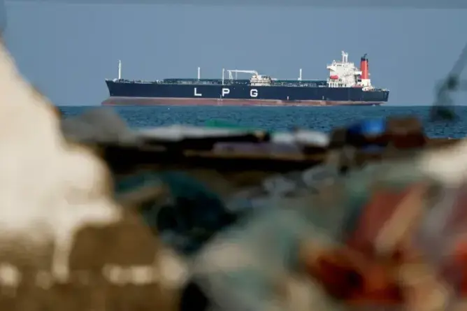 بعد انفراجة يونيو.. طبول الحرب تُشلّ مضيق هرمز وتُحتجز 6000 بحار وتُهدد إمدادات النفط