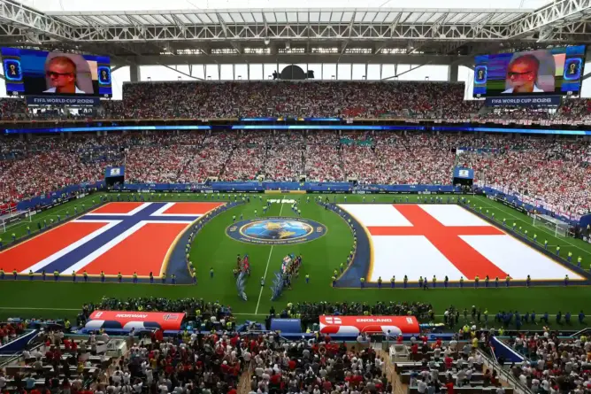 ملعب كرة قدم مزدحم بأعلام النرويج وإنجلترا وشعار أزرق ذهبي في مونديال 2026