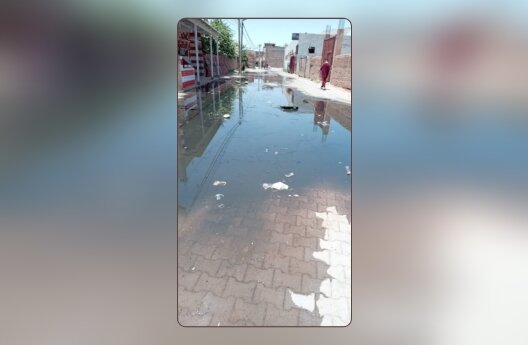 شارع مبلط بمياه صرف صحي متجمعة ونفايات في دوار الحاج العربي بمراكش