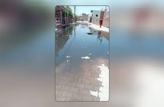 شارع مبلط بمياه صرف صحي متجمعة ونفايات في دوار الحاج العربي بمراكش