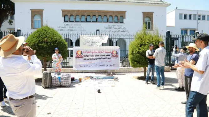 حاملو الشهادات ينقلون غضبهم إلى أبواب وزارة التعليم.. اعتصام مفتوح للمطالبة بالإدماج (فيديو)