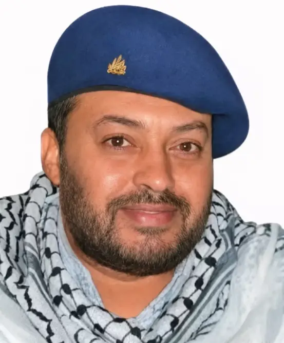 مسرور المراكشي يرتدي طربوشاً أزرق وشاحاً أبيض وأسود في خلفية بيضاء، صورة تعبيرية لقضايا جدلية