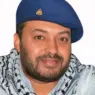 مسرور المراكشي يرتدي طربوشاً أزرق وشاحاً أبيض وأسود في خلفية بيضاء، صورة تعبيرية لقضايا جدلية
