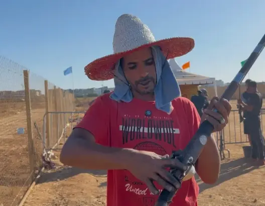 “العمارة”.. جنود خفاء يرافقون فرسان “التبوريدة” وأنامل خبيرة تتولى تذخير “المكاحل” (فيديو)