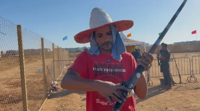 “العمارة”.. جنود خفاء يرافقون فرسان “التبوريدة” وأنامل خبيرة تتولى تذخير “المكاحل” (فيديو)