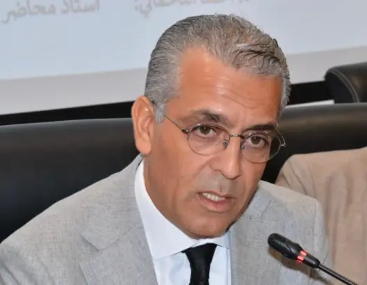 الهشومي ينتقد “النزعة المحافظة” للمحكمة الدستورية ويدعو لقضاء أكثر جرأة
