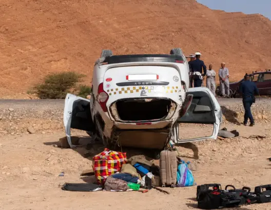 سيارة مقلوبة وأمتعة مبعثرة في صحراء طاطا بعد حادث سير مميت