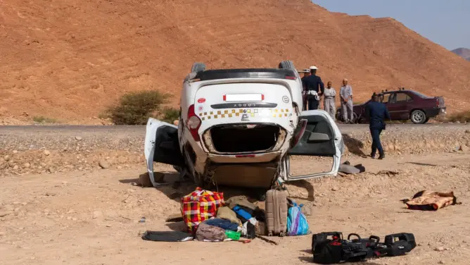 سيارة مقلوبة وأمتعة مبعثرة في صحراء طاطا بعد حادث سير مميت